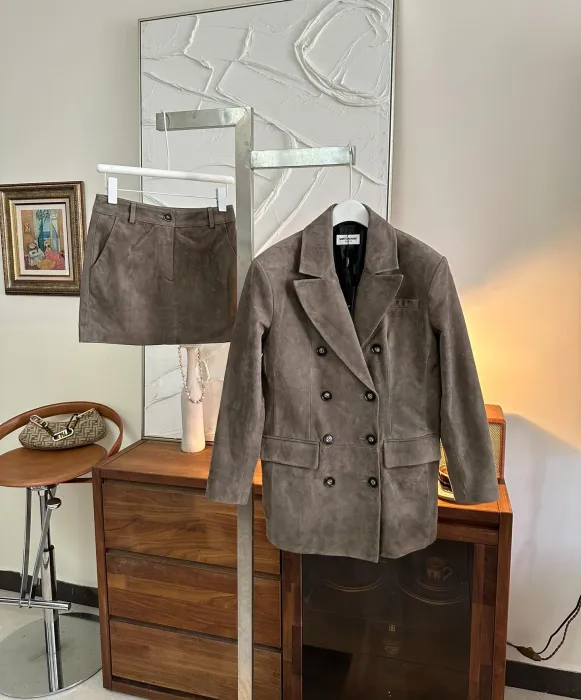 SAINT LAURENT Женский костюм из замши