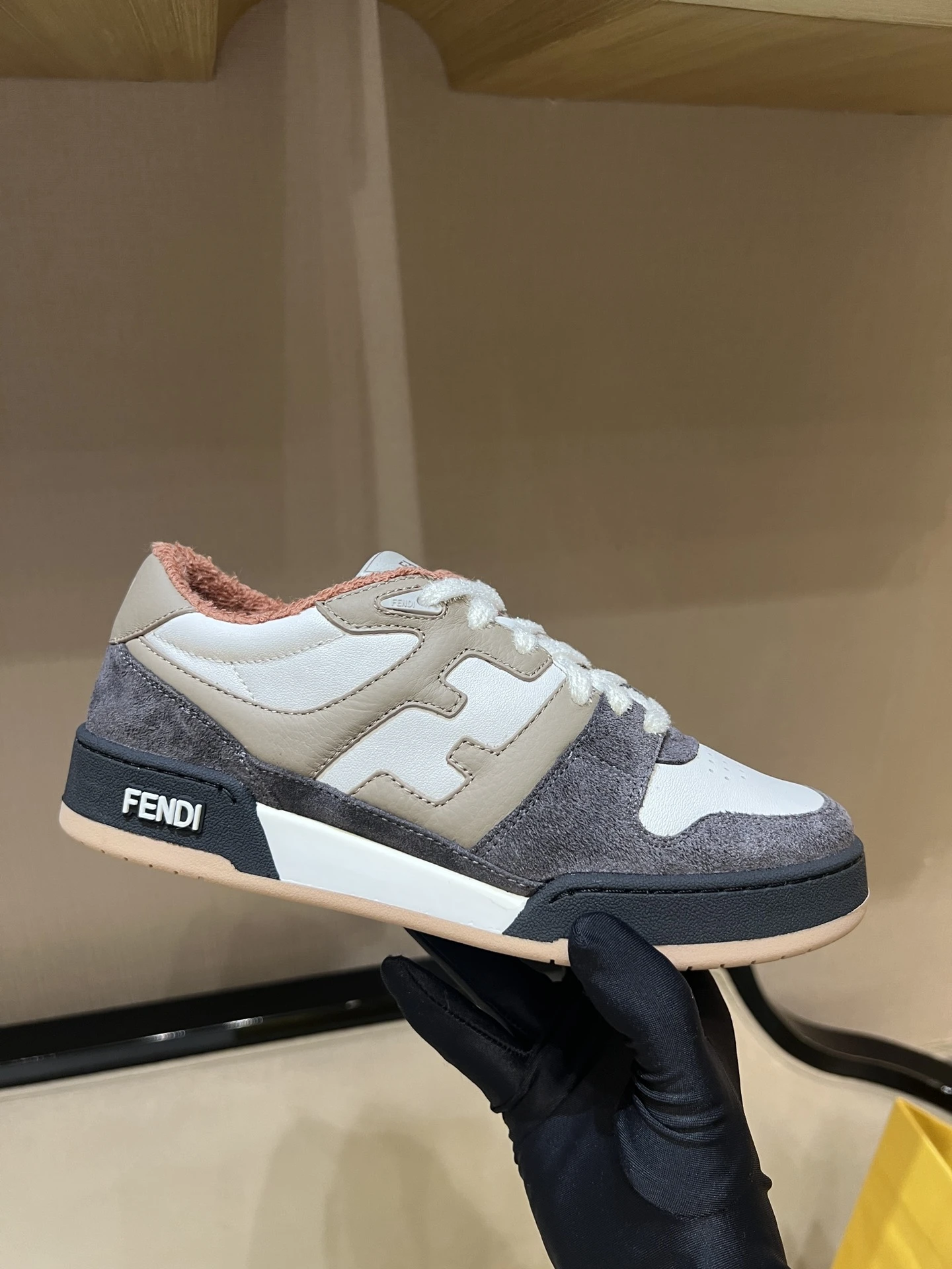 FENDI Кроссовки из кожи и замши