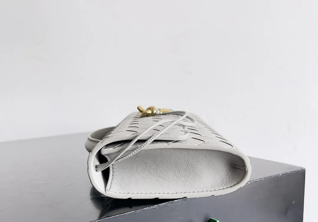 BOTTEGA VENETA Женский клатч Andiamo кожа Intrecciato