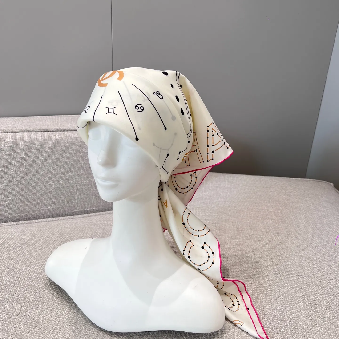 CHANEL Женский платок шёлк CHANEL Женский платок шёлк