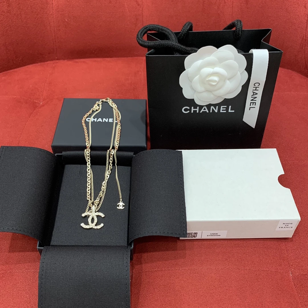 CHANEL Женское колье CHANEL Женское колье