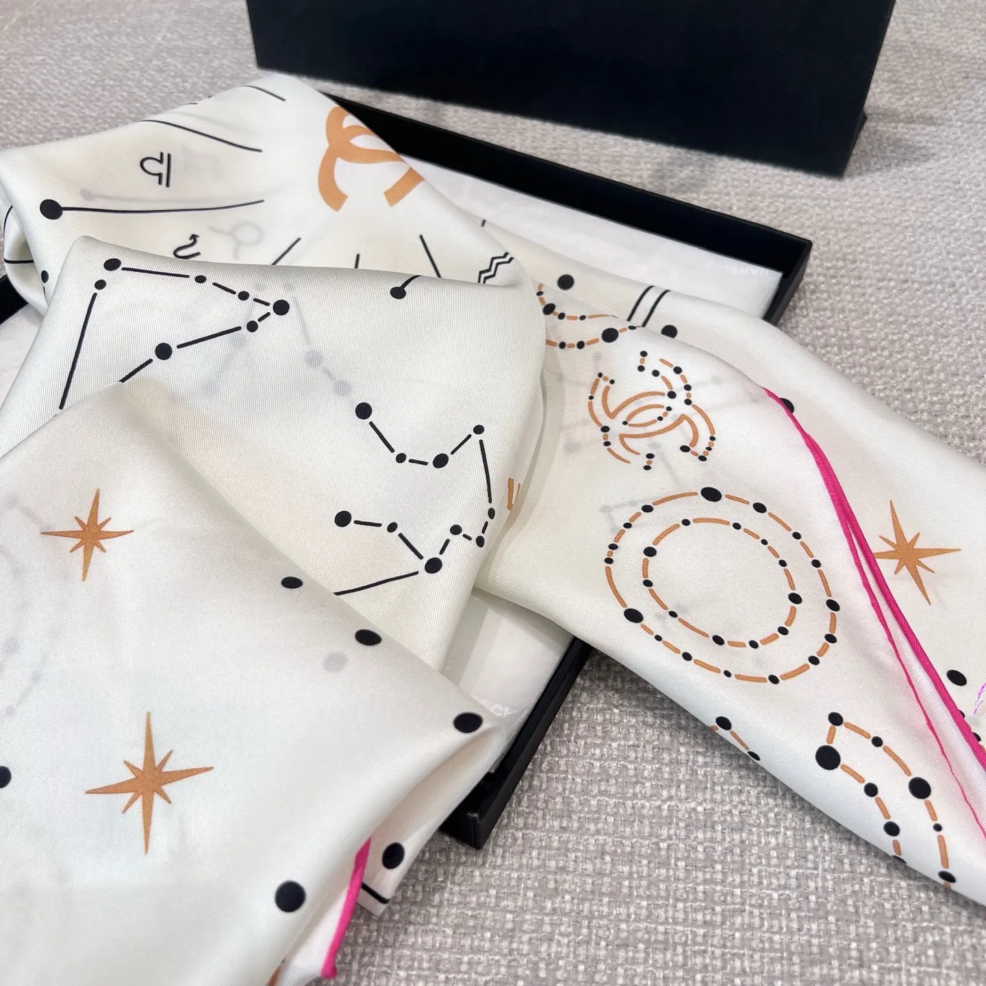 CHANEL Женский платок шёлк CHANEL Женский платок шёлк