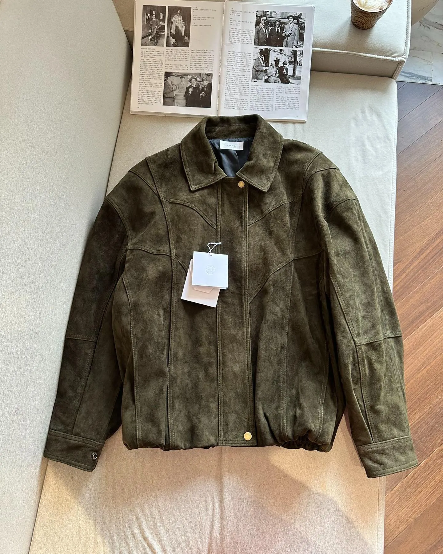 THE ROW Женская куртка из замши свободного кроя бежевая