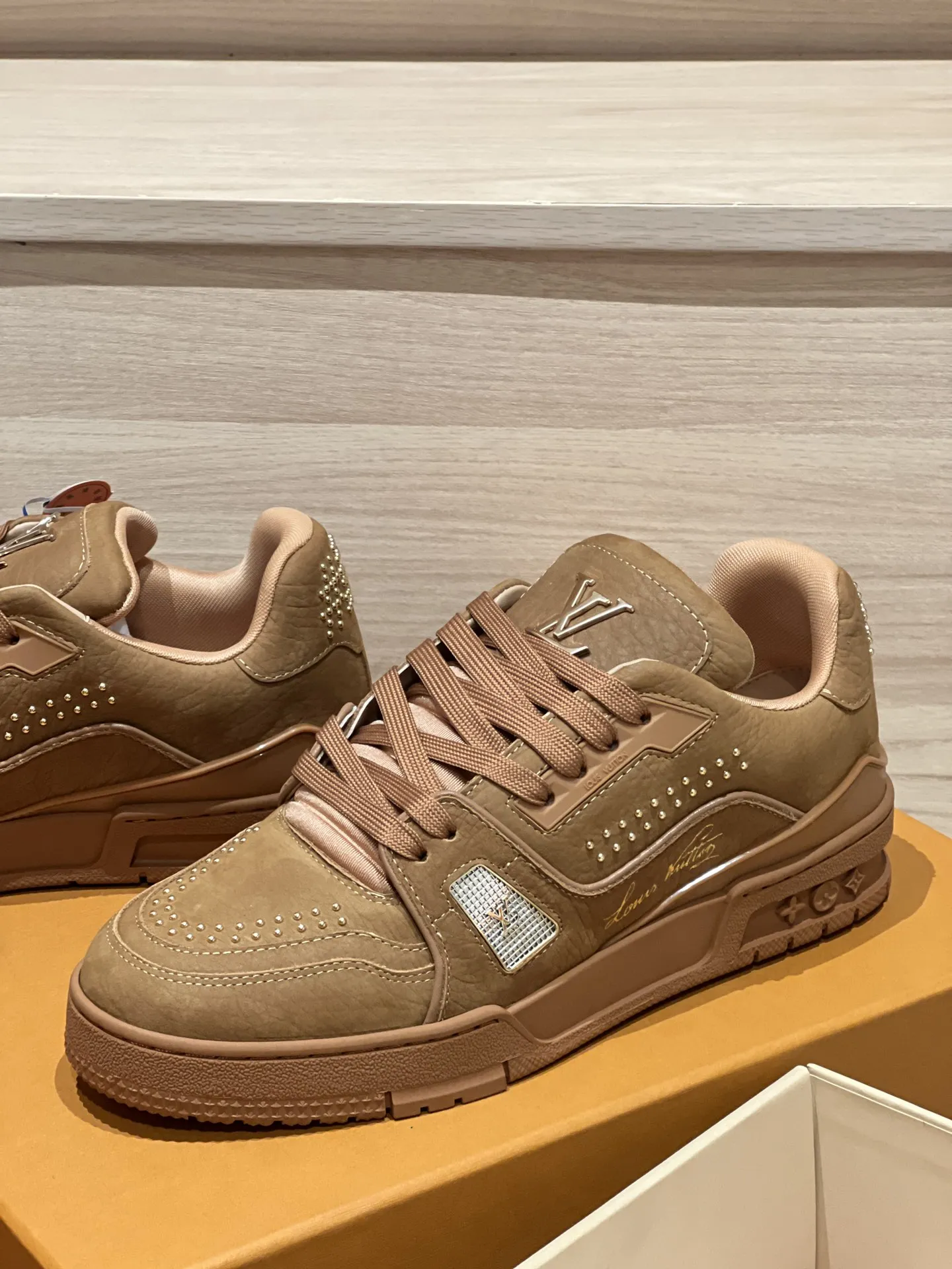 LOUIS VUITTON Кроссовки LV Trainer  из зернистого нубука с металлическими декоративными гвоздиками