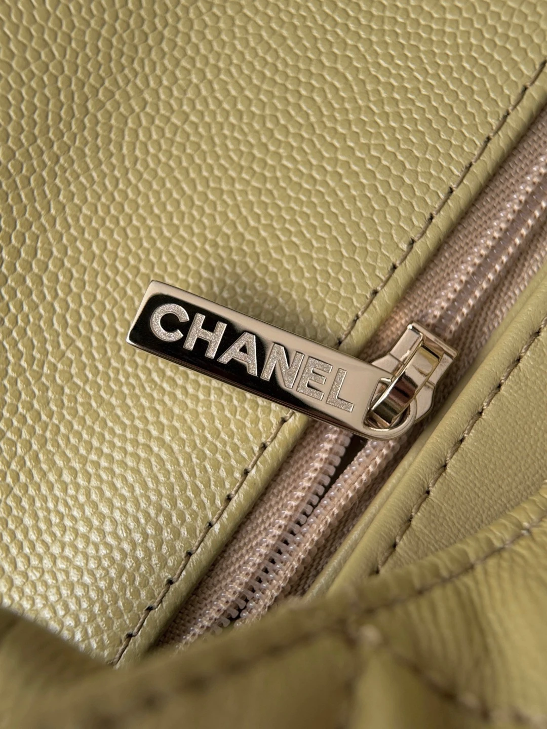 CHANEL Женская сумка Coco Handle с витой ручкой