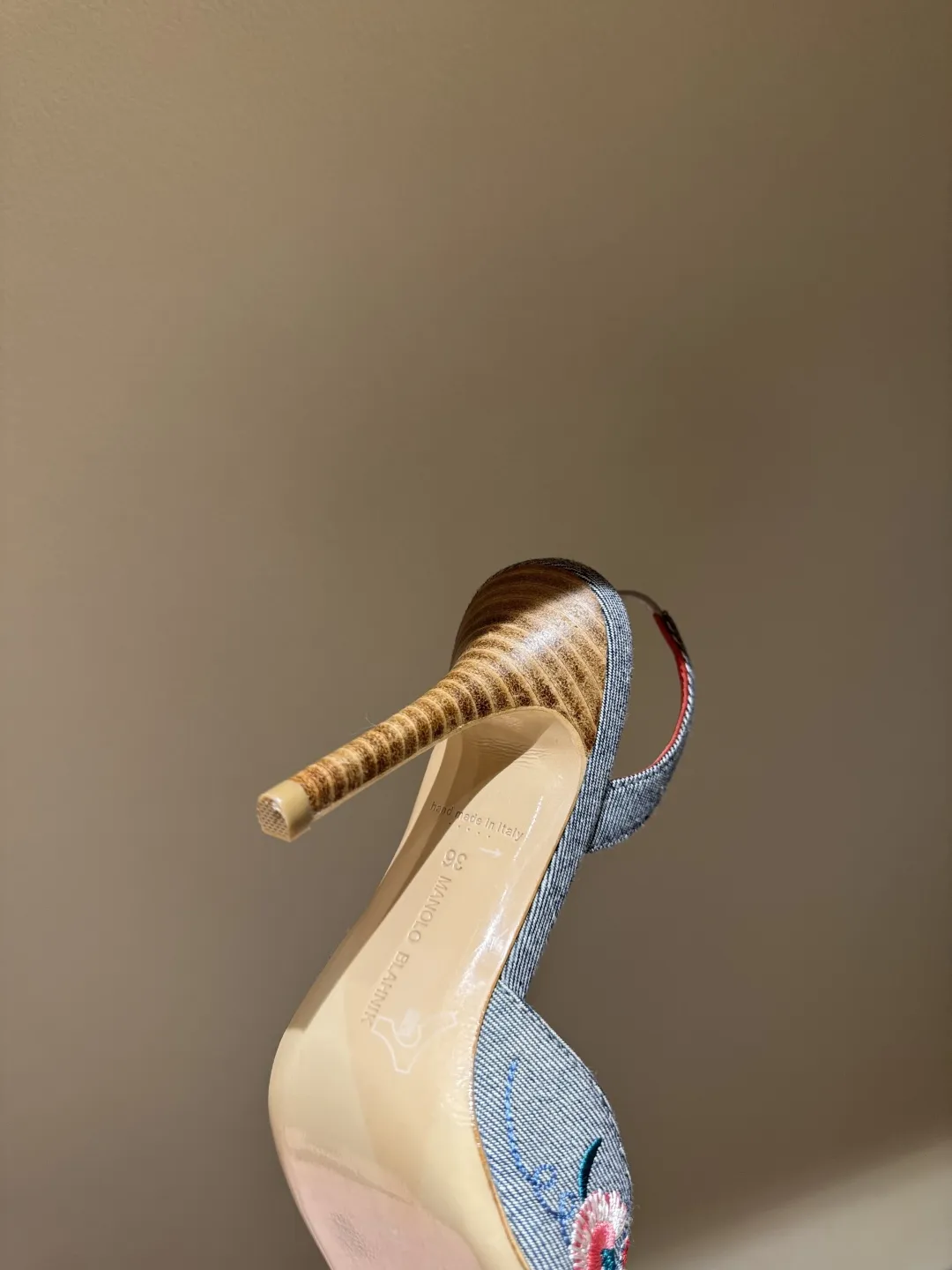 MANOLO BLAHNIK Женские туфли из денима MANOLO BLAHNIK Женские туфли из денима