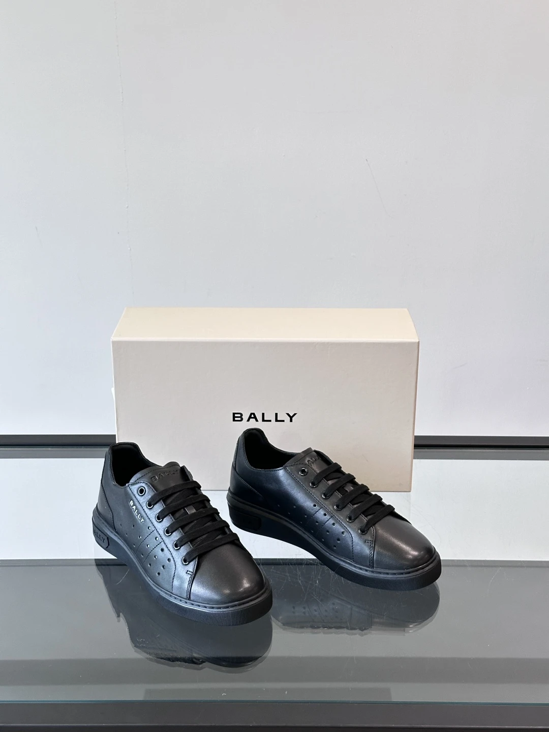 BALLY Мужские кроссовки телячья кожа с фирменной перфорацией