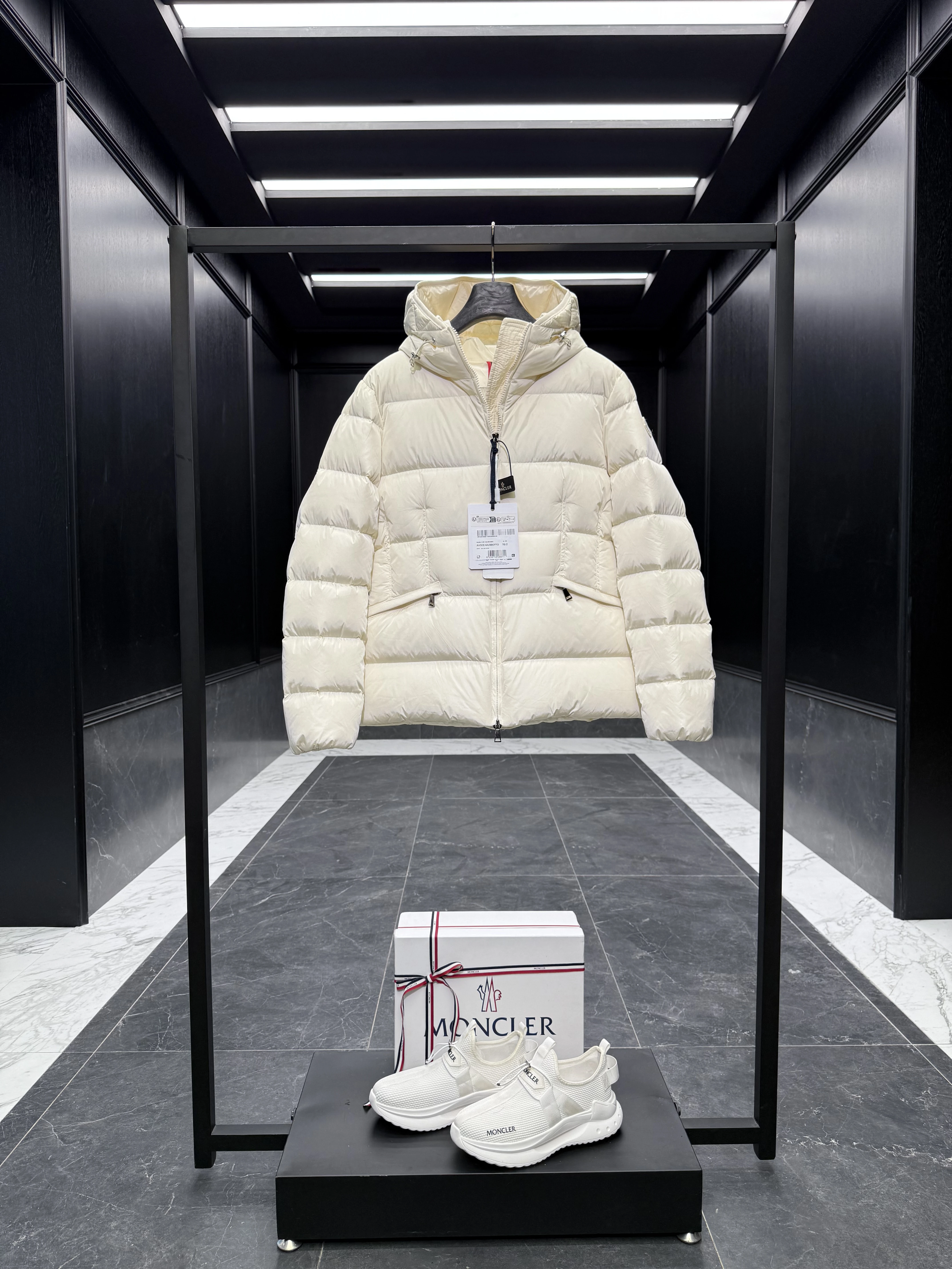 MONCLER Женский пуховик Avoce MONCLER Женский пуховик Avoce