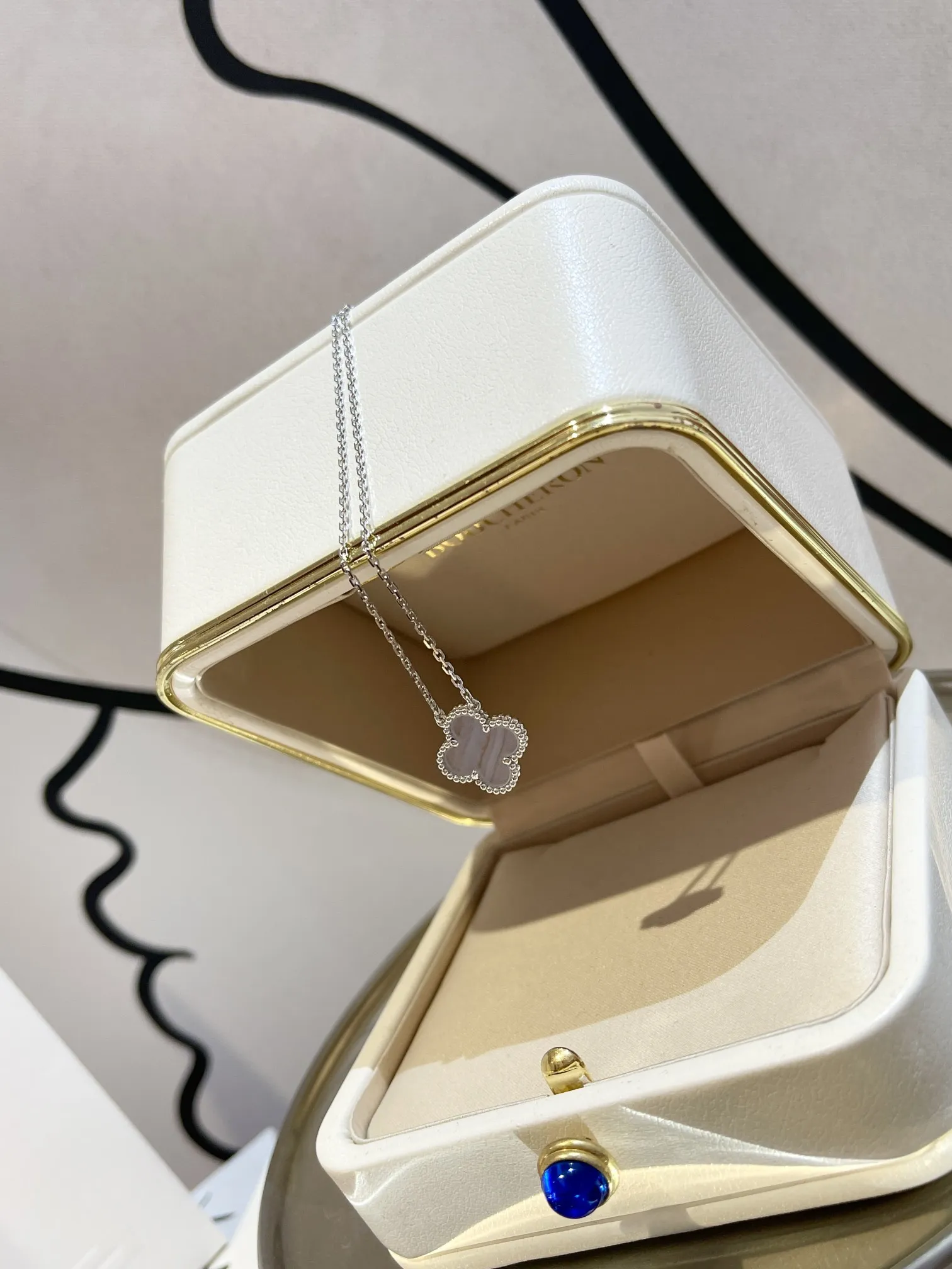 Van Cleef & Arpels Колье Alhambra белое золото и халцедон Van Cleef & Arpels Колье Alhambra белое золото и халцедон