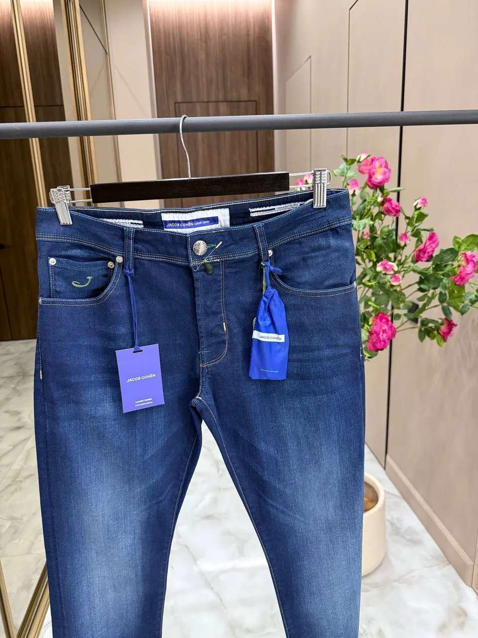 JACOB COHEN Мужские джинсы в синем цвете с вышивкой JACOB COHEN Мужские джинсы в синем цвете с вышивкой