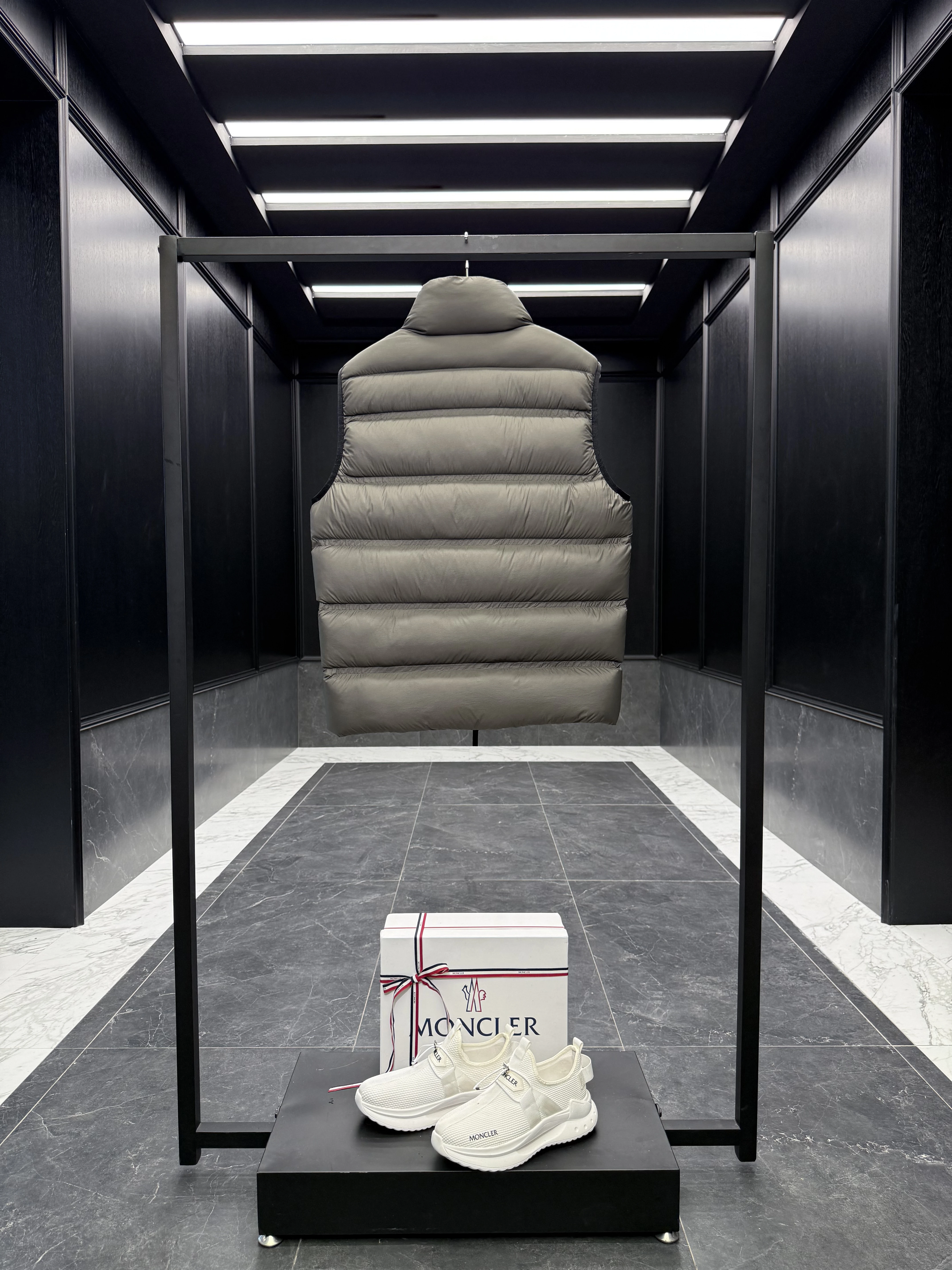 MONCLER Мужской жилет Tamega MONCLER Мужской жилет Tamega