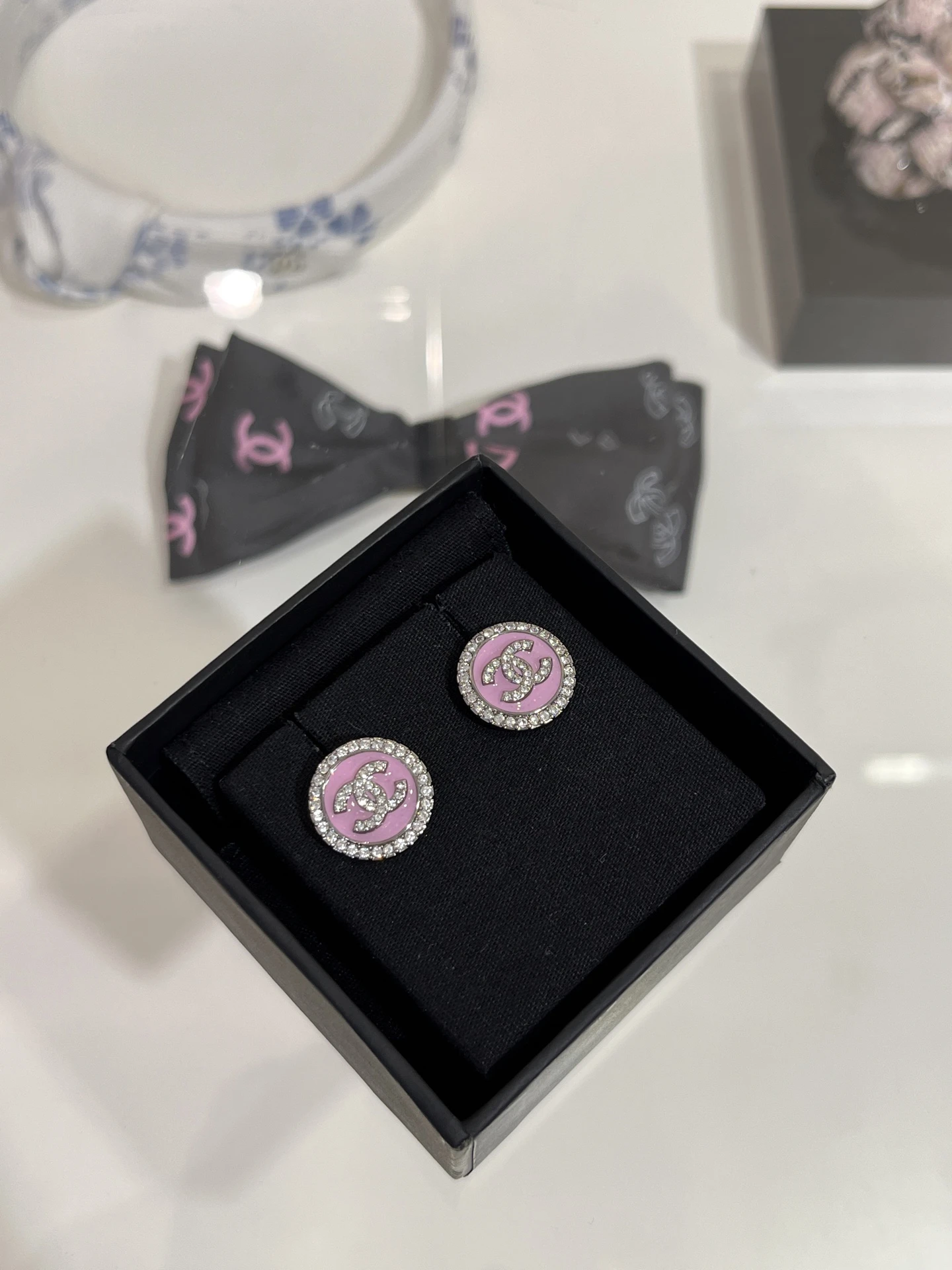 CHANEL Женские серьги из латуни с эмалью