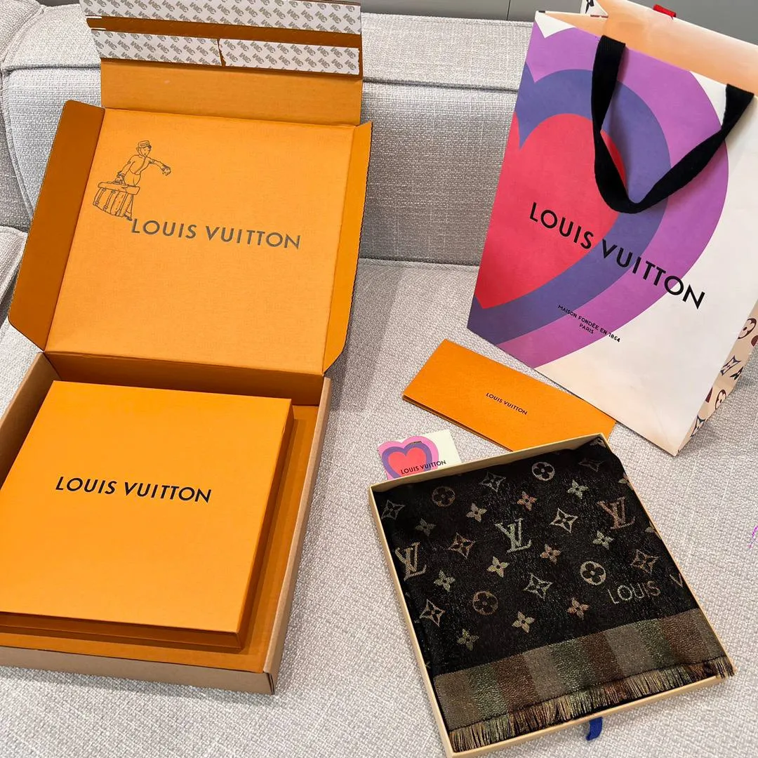 LOUIS VUITTON Женский платок из шелка LOUIS VUITTON Женский платок из шелка