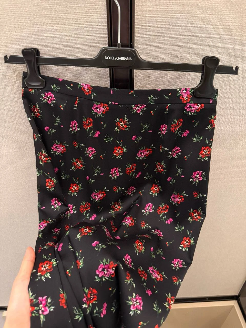 DOLCE & GABBANA Женская шёлковая юбка с мелким цветочным принтом DOLCE & GABBANA Женская шёлковая юбка с мелким цветочным принтом