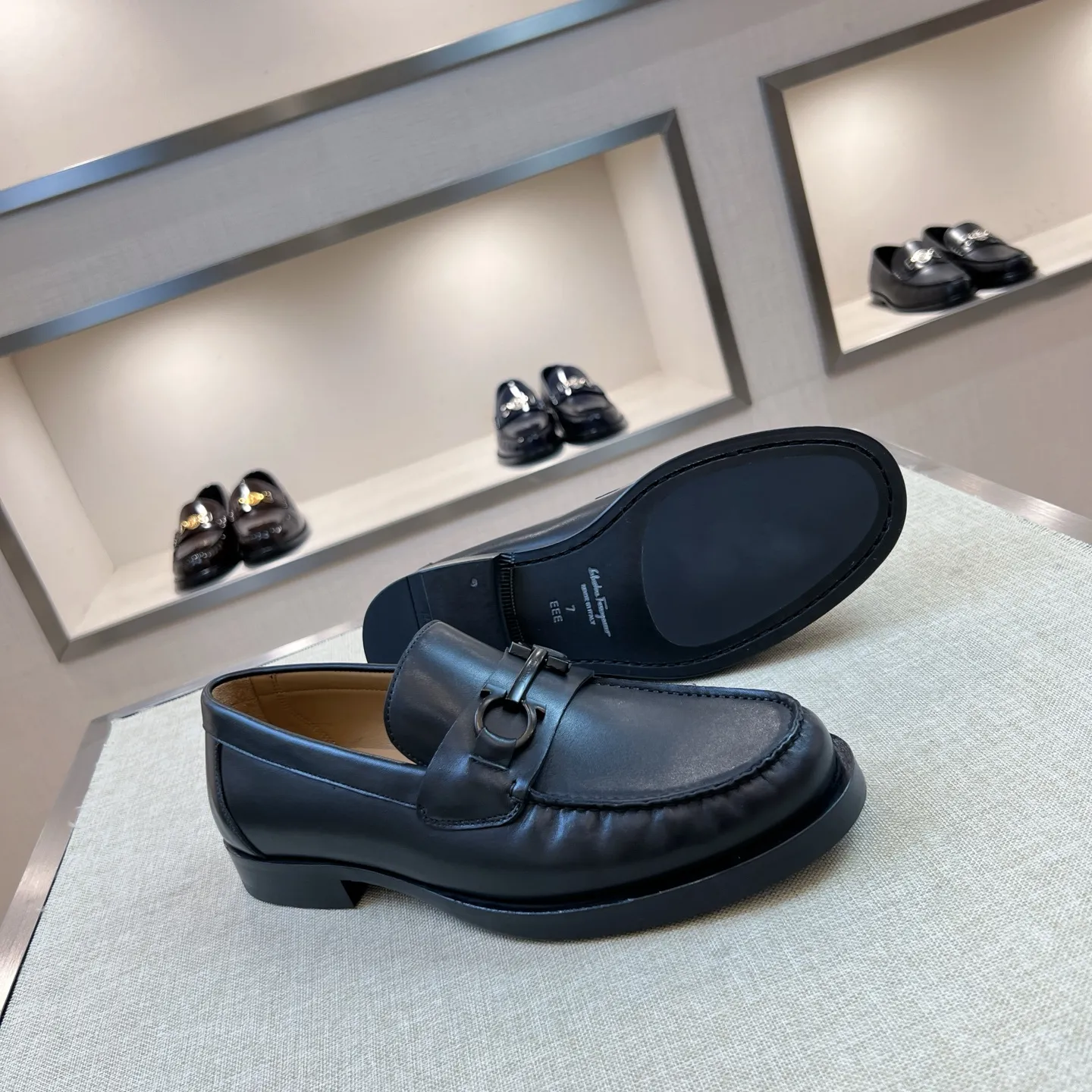 SALVATORE FERRAGAMO Мужские лоферы коровья кожа