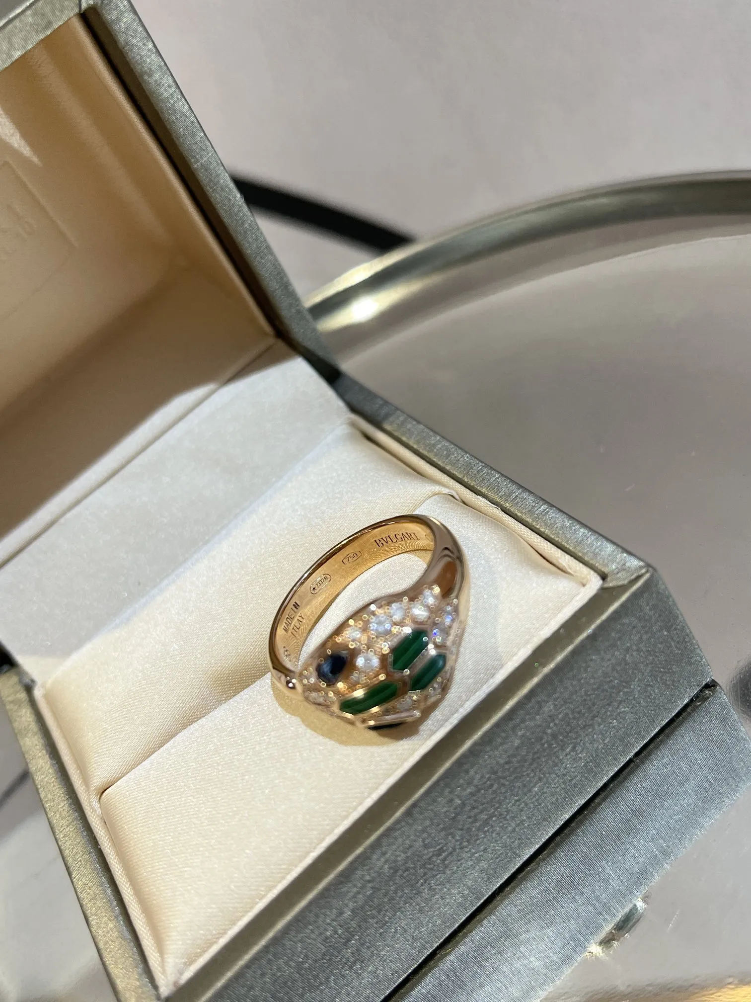 BVLGARI Женское кольцо Serpenti розовое золото, бриллианты и изумруды BVLGARI Женское кольцо Serpenti розовое золото, бриллианты и изумруды