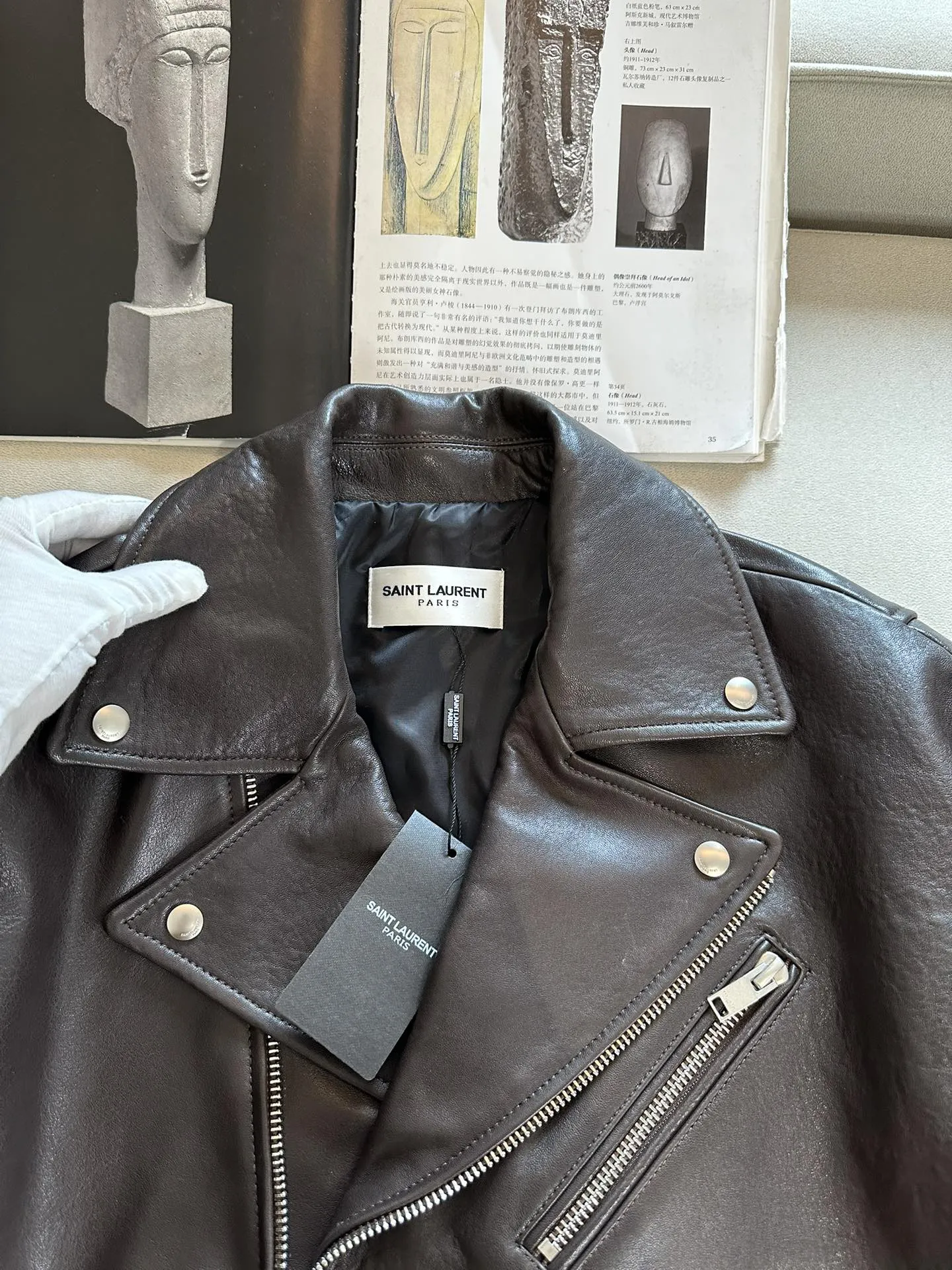 YVES SAINT LAURENT Женская кожаная куртка из коровьей кожи YVES SAINT LAURENT Женская кожаная куртка из коровьей кожи