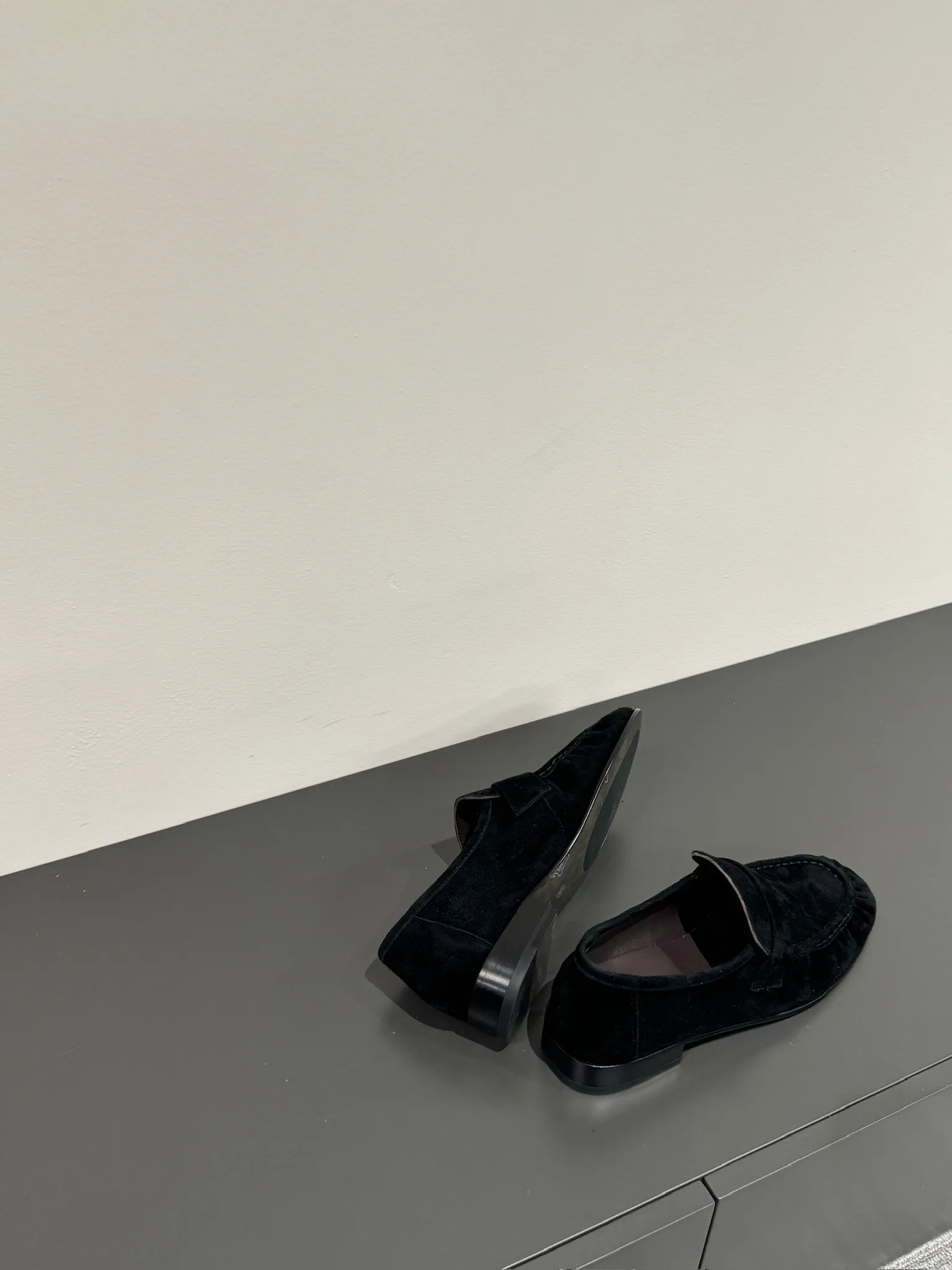 THE ROW Женские лоферы из замши