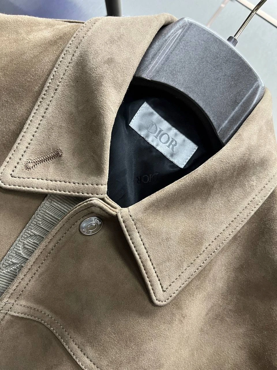 CHRISTIAN DIOR Мужская кожаная куртка в песочно‑бежевом оттенке CHRISTIAN DIOR Мужская кожаная куртка в песочно‑бежевом оттенке