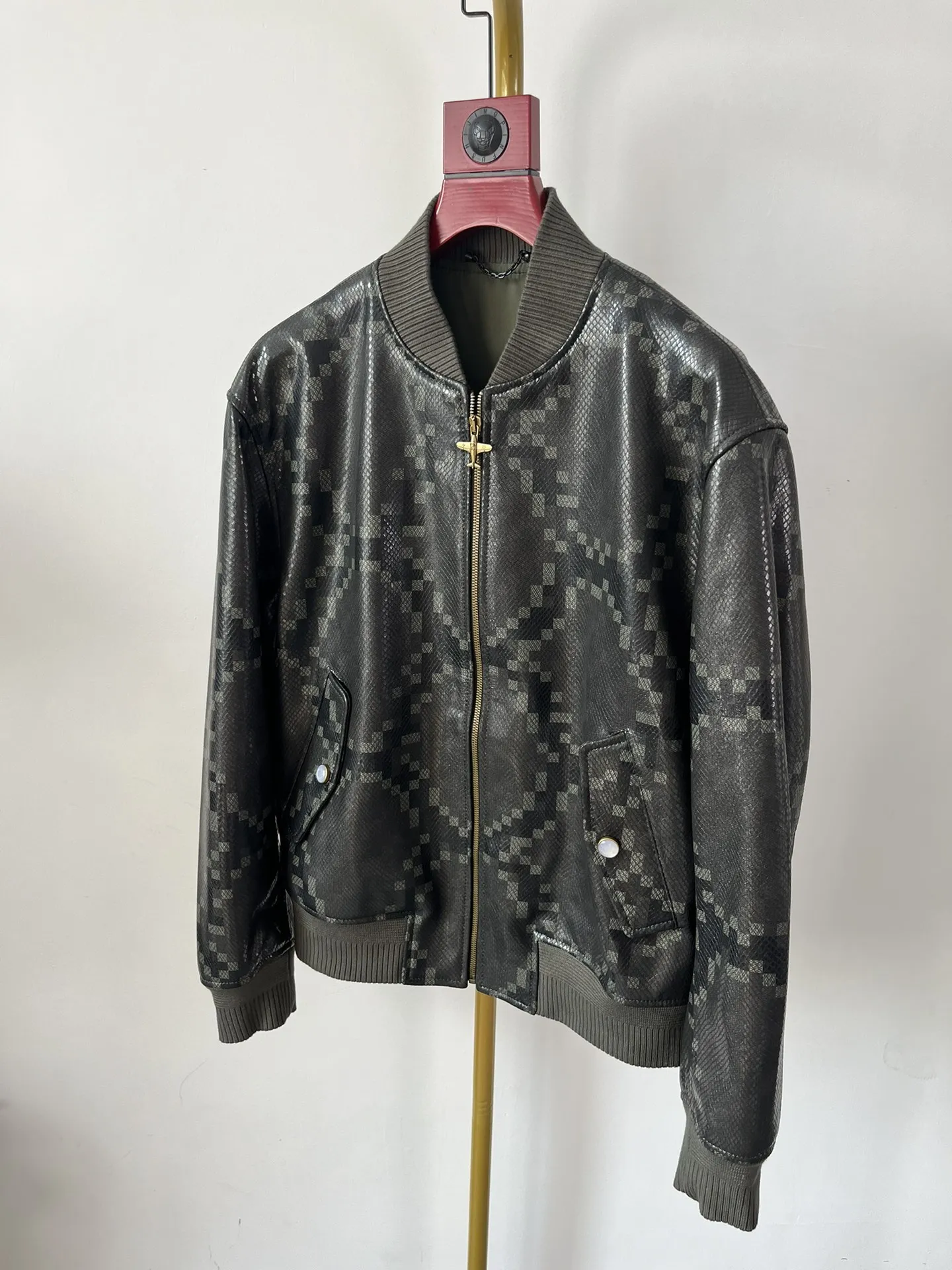 LOUIS VUITTON Мужской кожаный бомбер LOUIS VUITTON Мужской кожаный бомбер