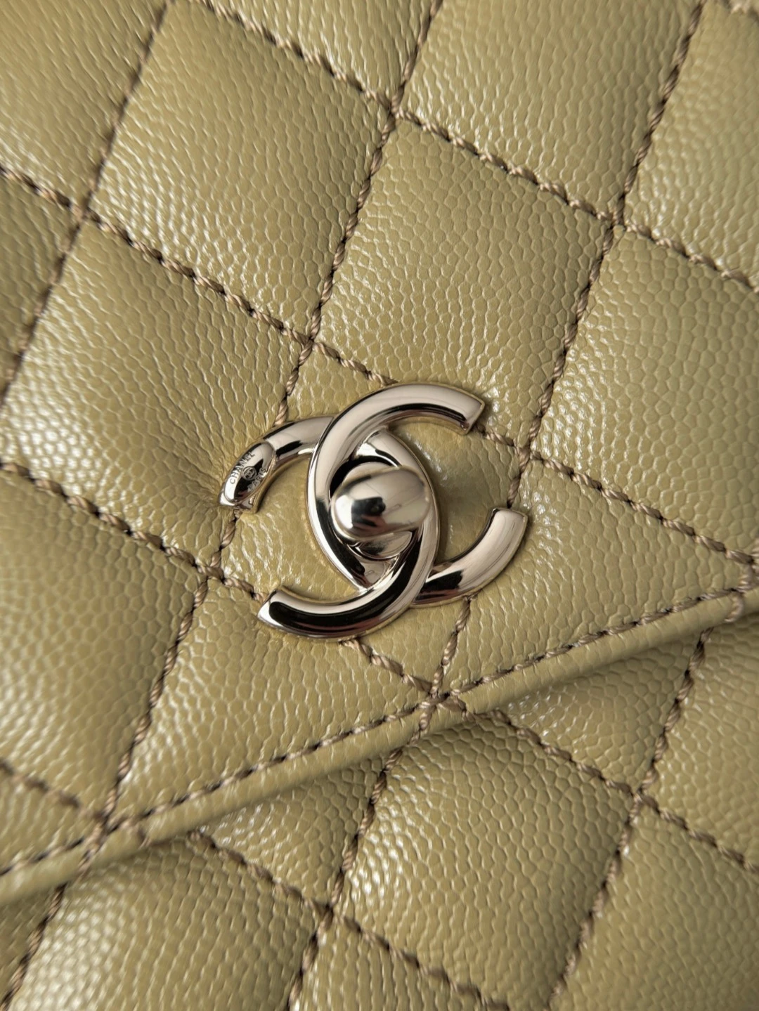 CHANEL Женская сумка Coco Handle с витой ручкой