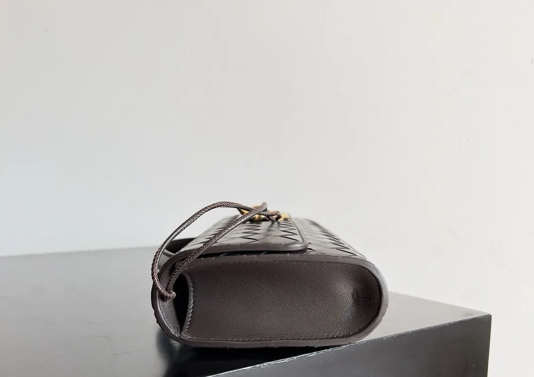 BOTTEGA VENETA Женский клатч Andiamo кожа Intrecciato