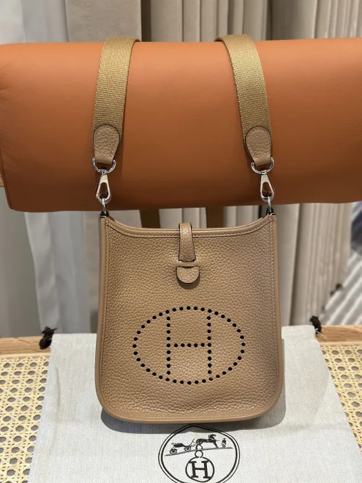  Hermes Женская сумка Evelyne 16 см 0M/Chai Clemence