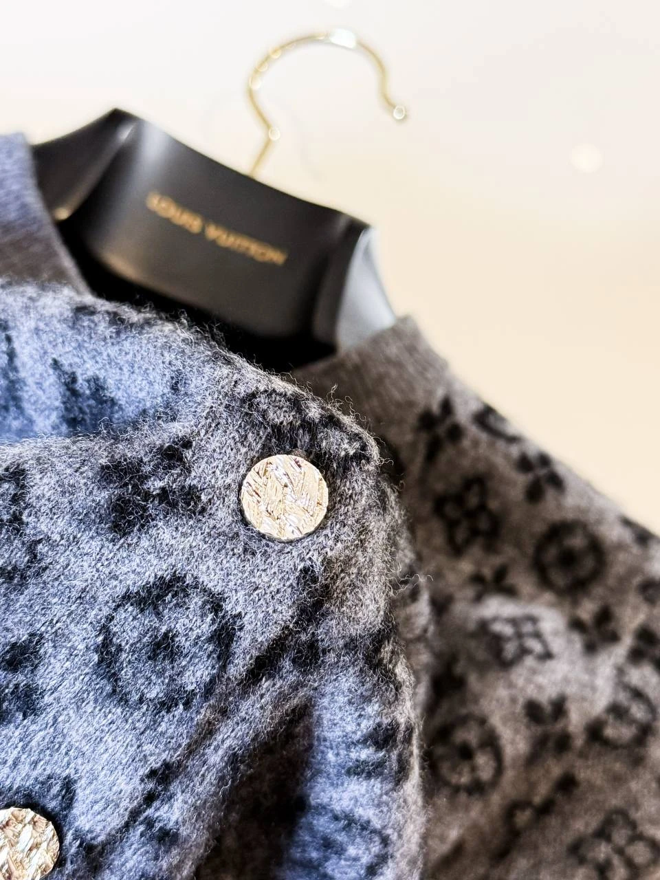 LOUIS VUITTON Женский кардиган из шерсти LOUIS VUITTON Женский кардиган из шерсти