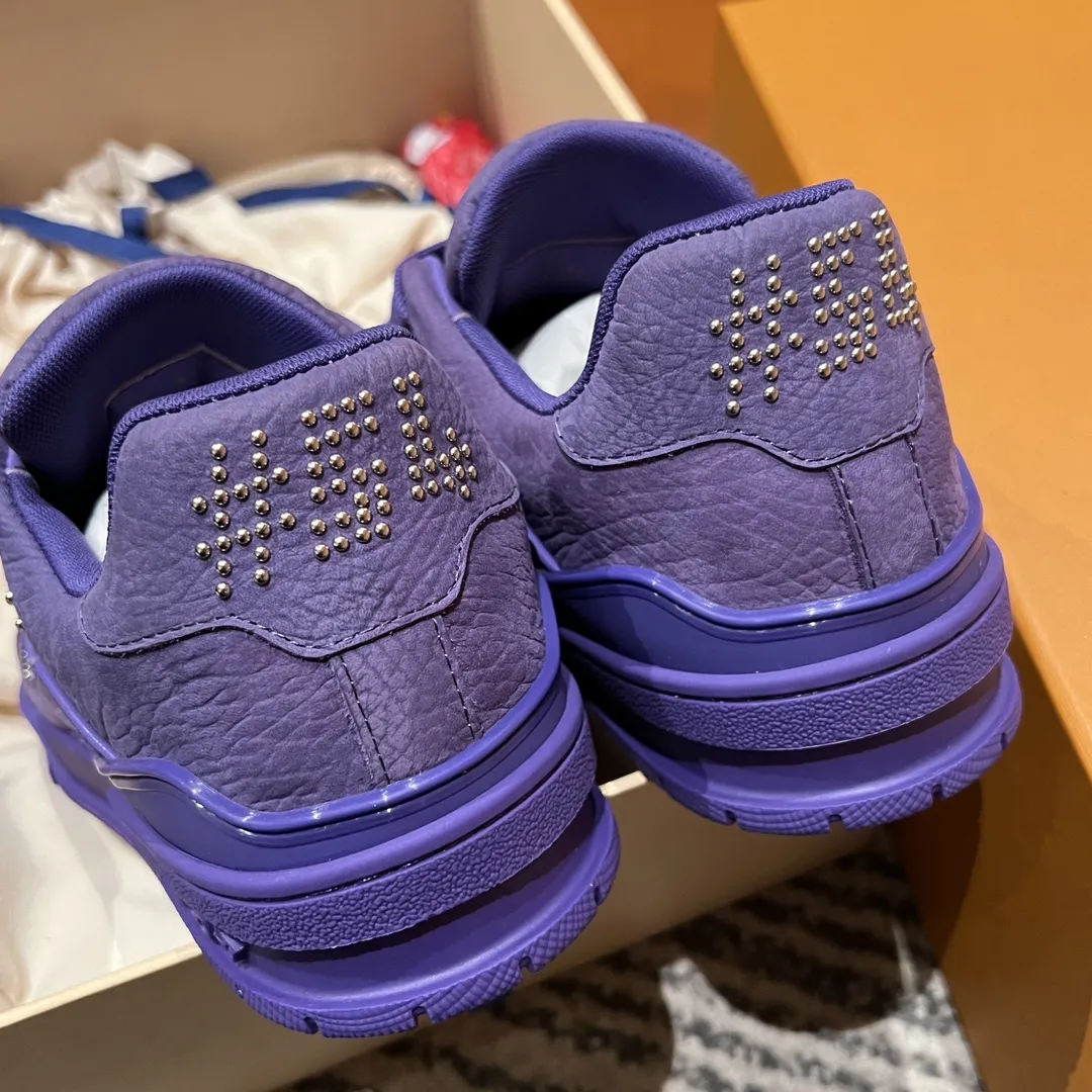 LOUIS VUITTON Кроссовки LV Trainer  из зернистого нубука с металлическими декоративными гвоздиками