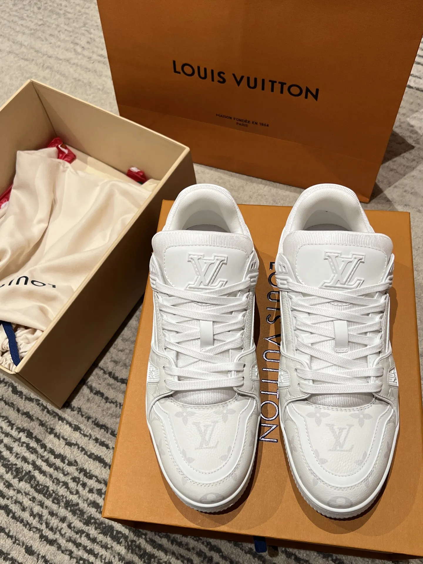LOUIS VUITTON Кроссовки LV Trainer LOUIS VUITTON Кроссовки LV Trainer