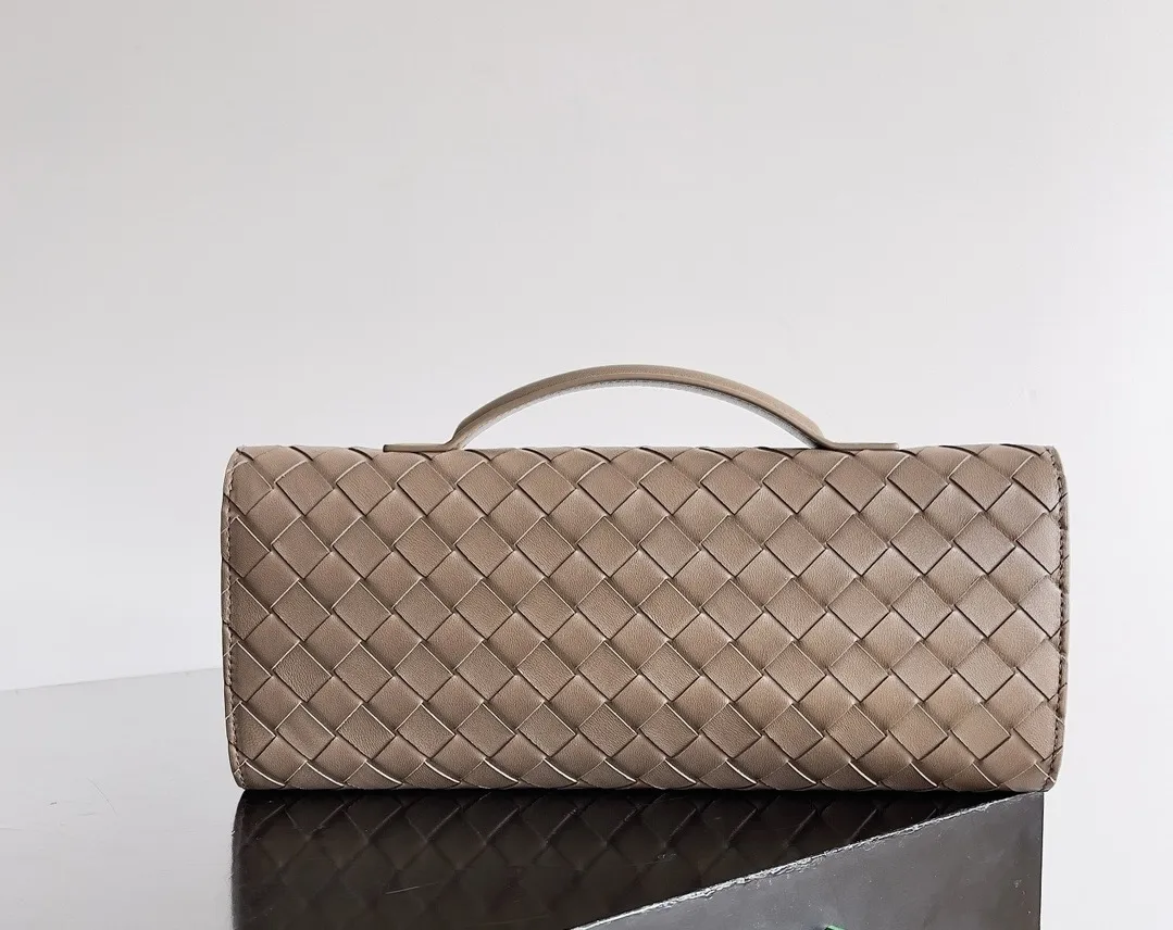 BOTTEGA VENETA Женский клатч Andiamo кожа Intrecciato