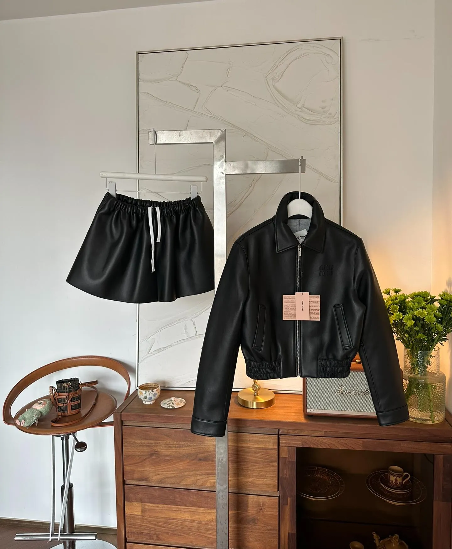 MIU MIU Женский кожаный костюм с мини-юбкой