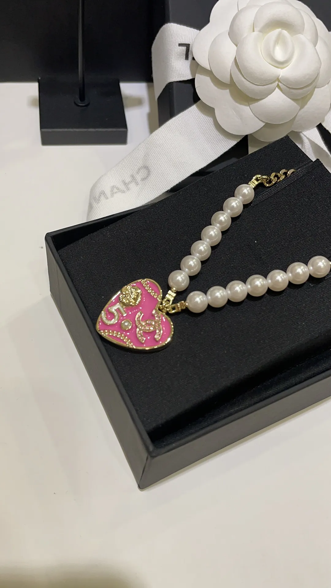 CHANEL Женское колье сердце с эмалью 24S CHANEL Женское колье сердце с эмалью 24S