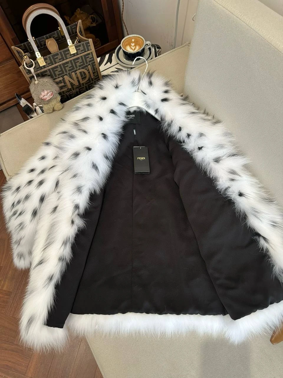 FENDI Женская шуба из лисьего меха FENDI Женская шуба из лисьего меха