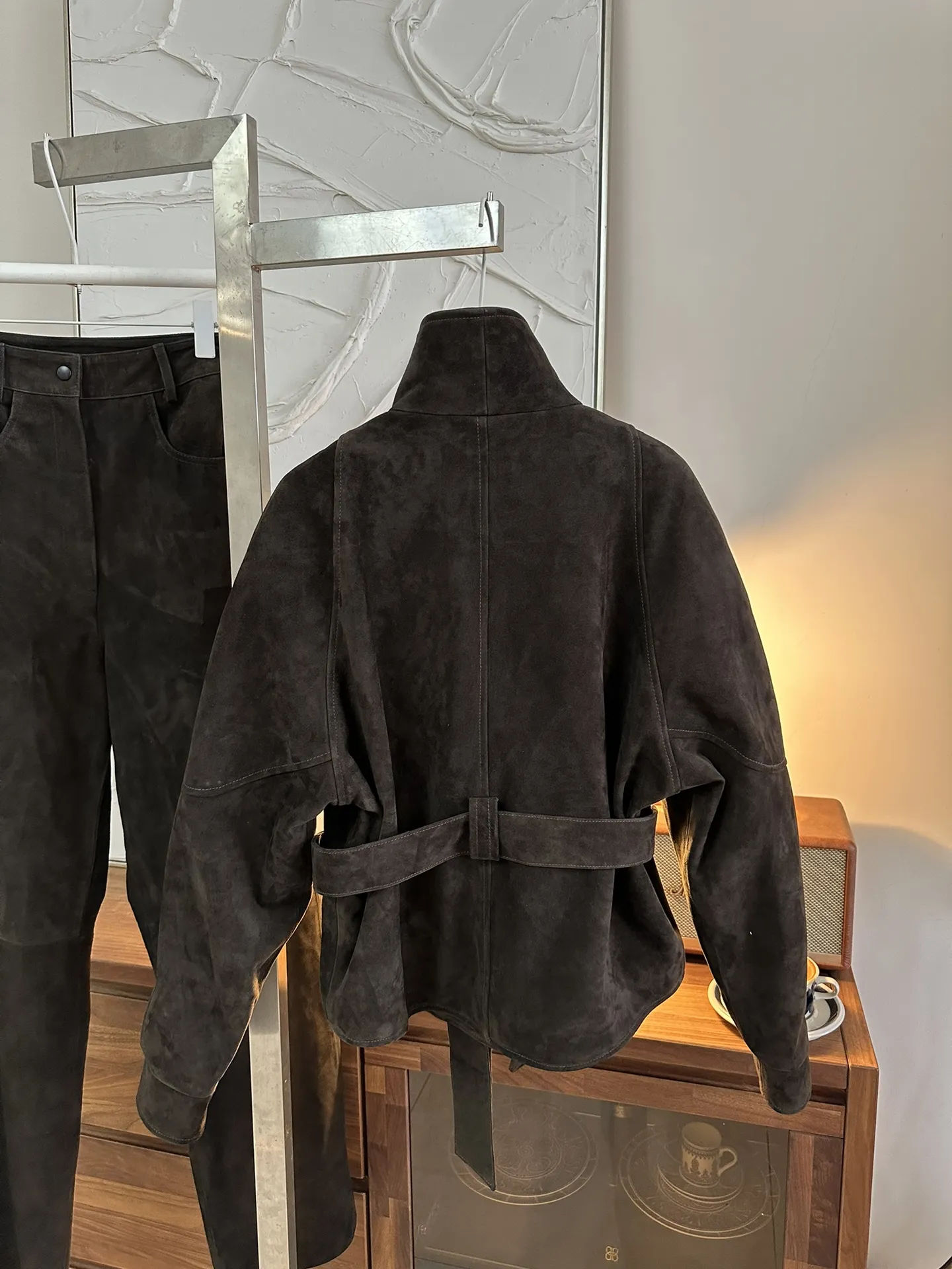 THE ROW Женский костюм из замши с брюками бежевый