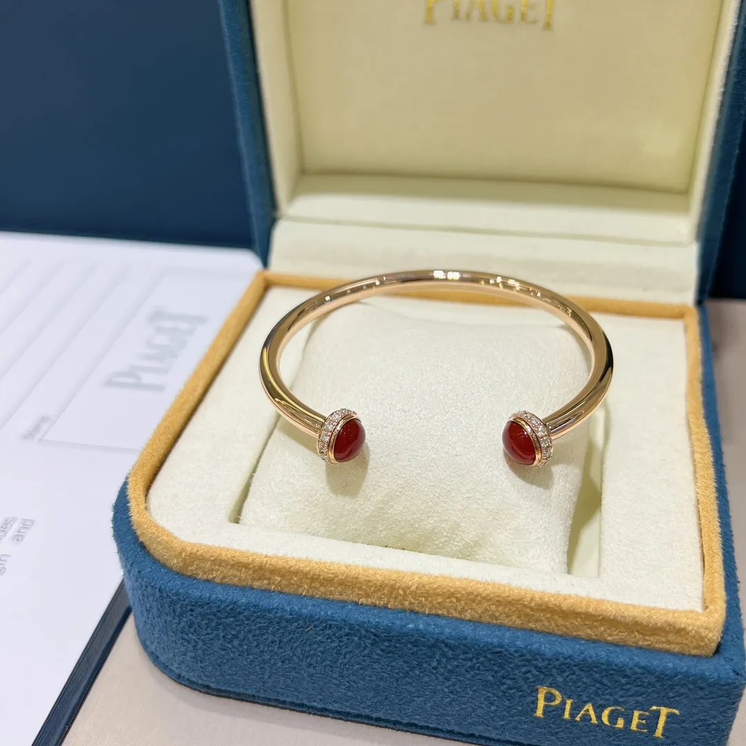 PIAGET Браслет открытый Possesion желтое золото, бриллианты и красного агата PIAGET Браслет открытый Possesion желтое золото, бриллианты и красного агата