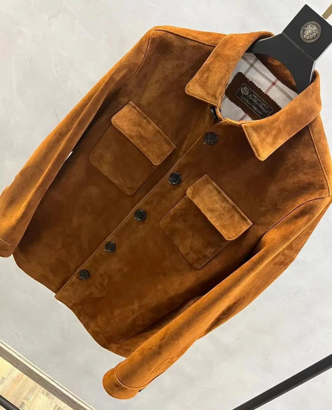 LORO PIANA Мужская куртка из замши на пуговицах с воротником LORO PIANA Мужская куртка из замши на пуговицах с воротником