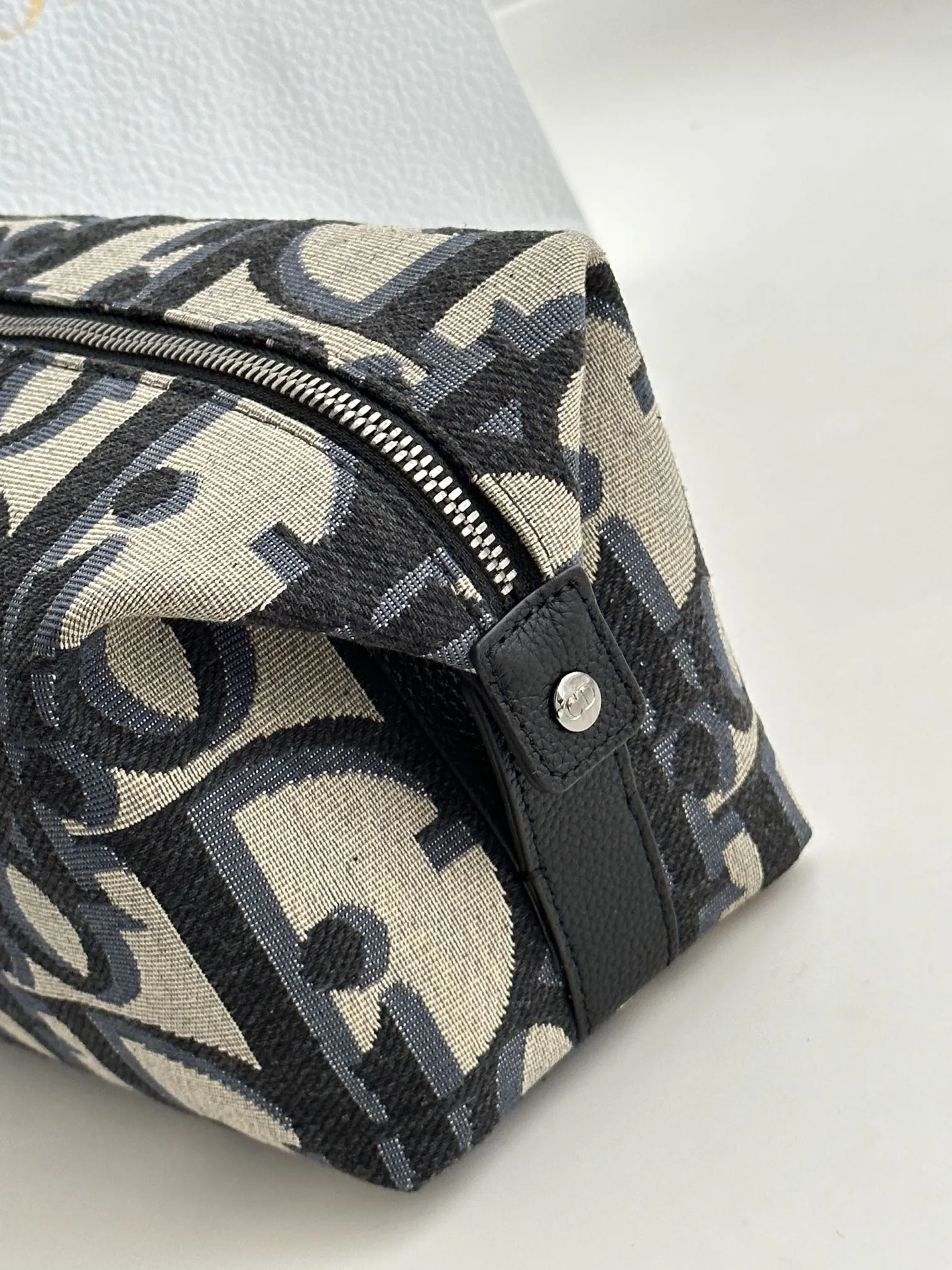 CHRISTIAN DIOR Женская косметичка Dior Oblique CHRISTIAN DIOR Женская косметичка Dior Oblique