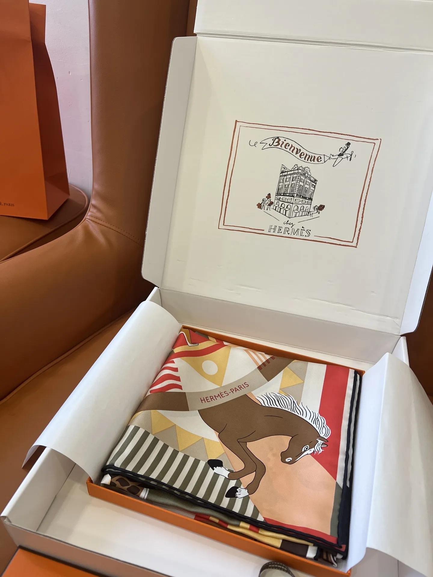 HERMES Женский платок Carré 90 Le Carrousel du Tigre Royal HERMES Женский платок Carré 90 Le Carrousel du Tigre Royal