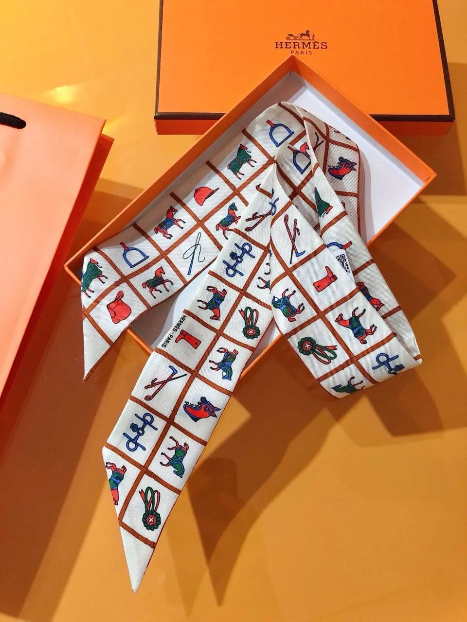 HERMES Твилли из шелка HERMES Твилли из шелка