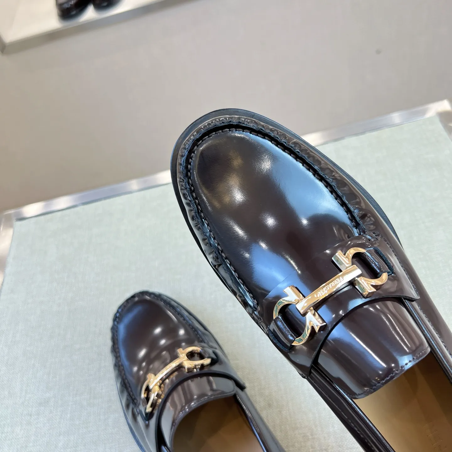 SALVATORE FERRAGAMO Мужские лоферы коровья кожа