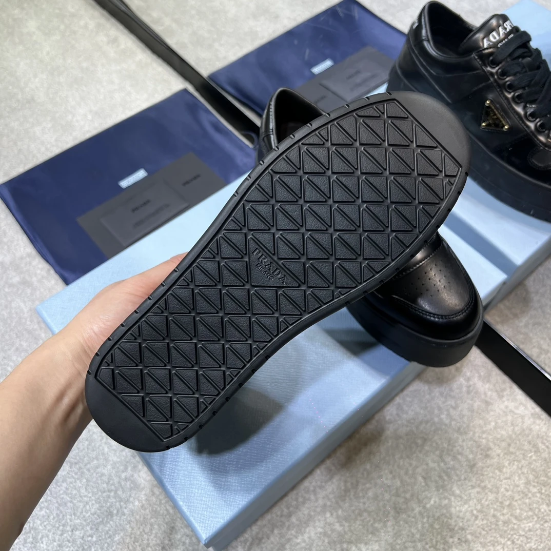 PRADA Женские кроссовки из телячьей кожи