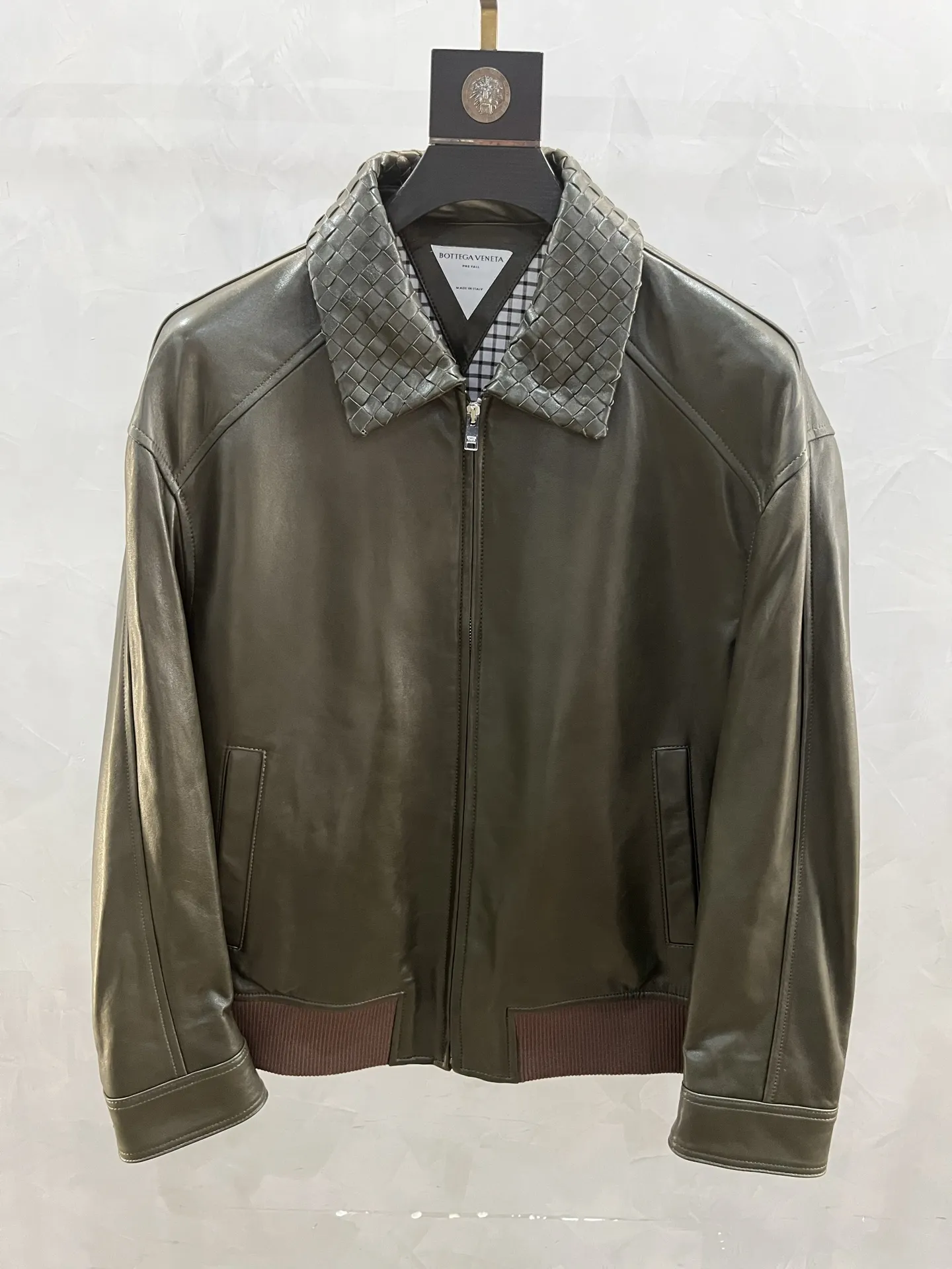 BOTTEGA VENETA Мужская кожаная куртка с воротником