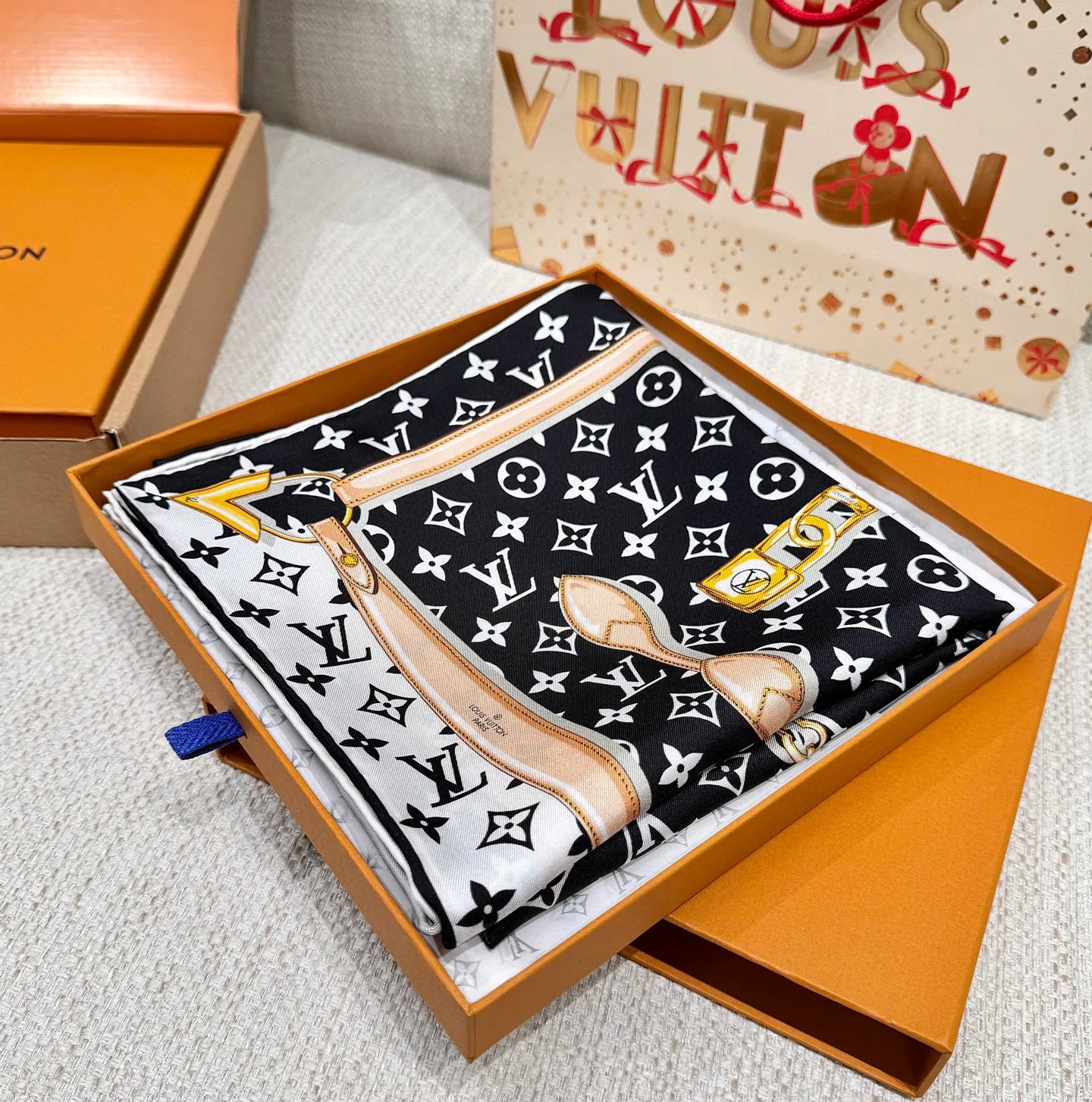 LOUIS VUITTON Женский Платок-каре Monogram Confidential M78667