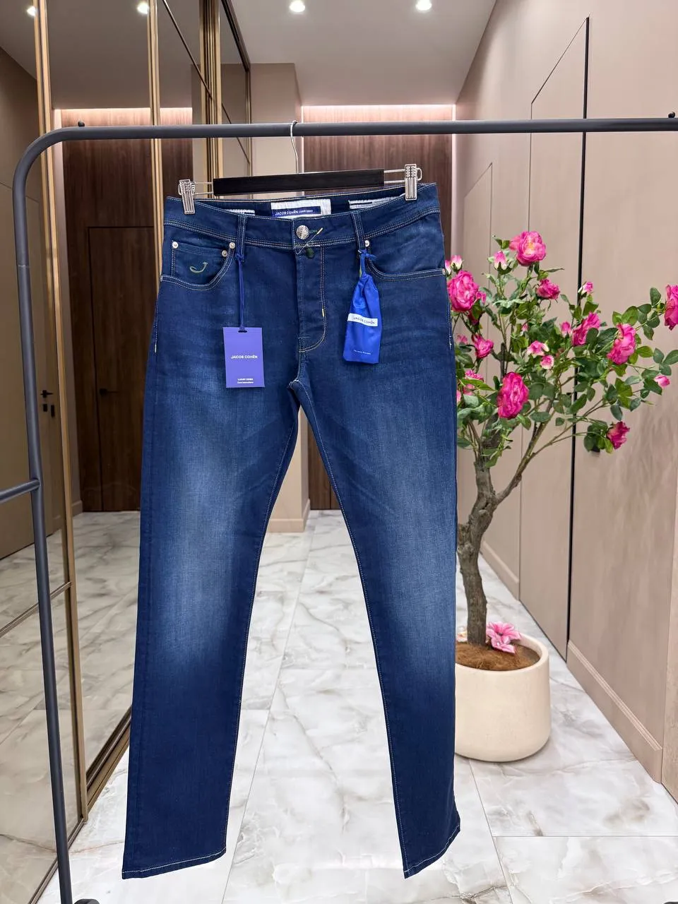 JACOB COHEN Мужские джинсы в синем цвете с вышивкой JACOB COHEN Мужские джинсы в синем цвете с вышивкой