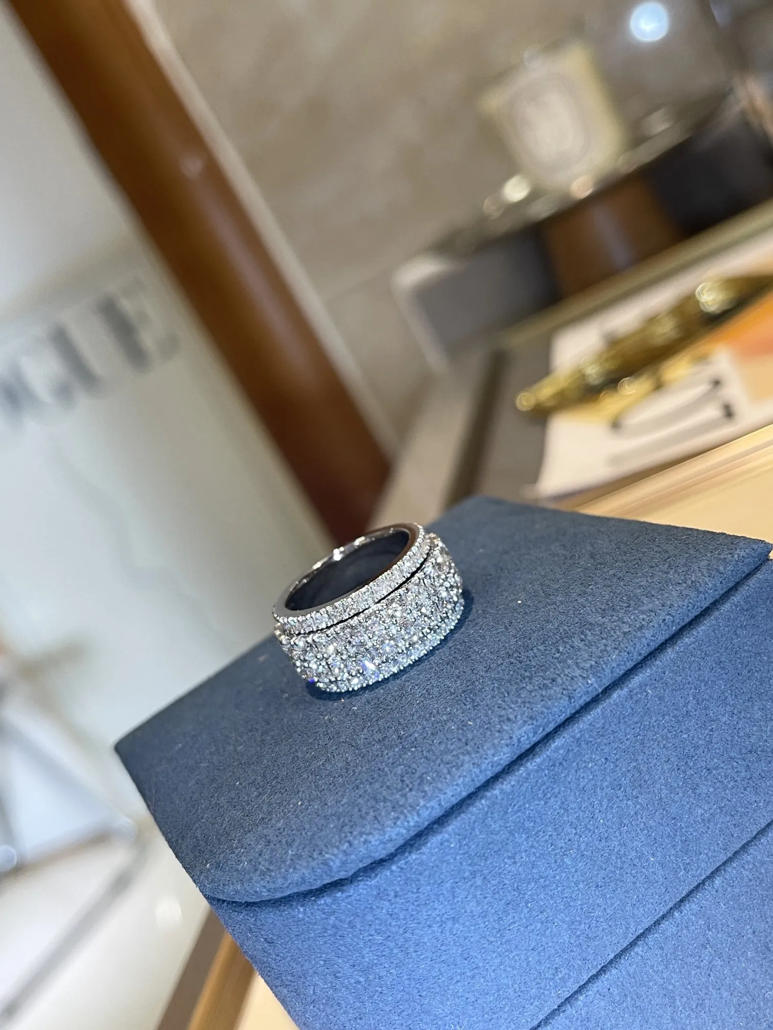 PIAGET Кольцо из белого золота и бриллиантов PIAGET Кольцо из белого золота и бриллиантов