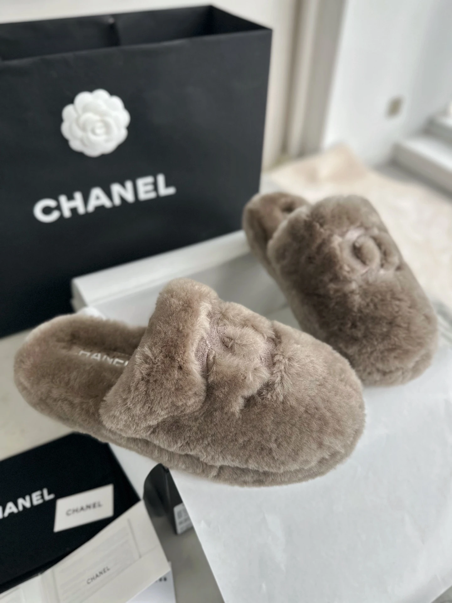 CHANEL Женские тапки из замши и шерсти CHANEL Женские тапки из замши и шерсти