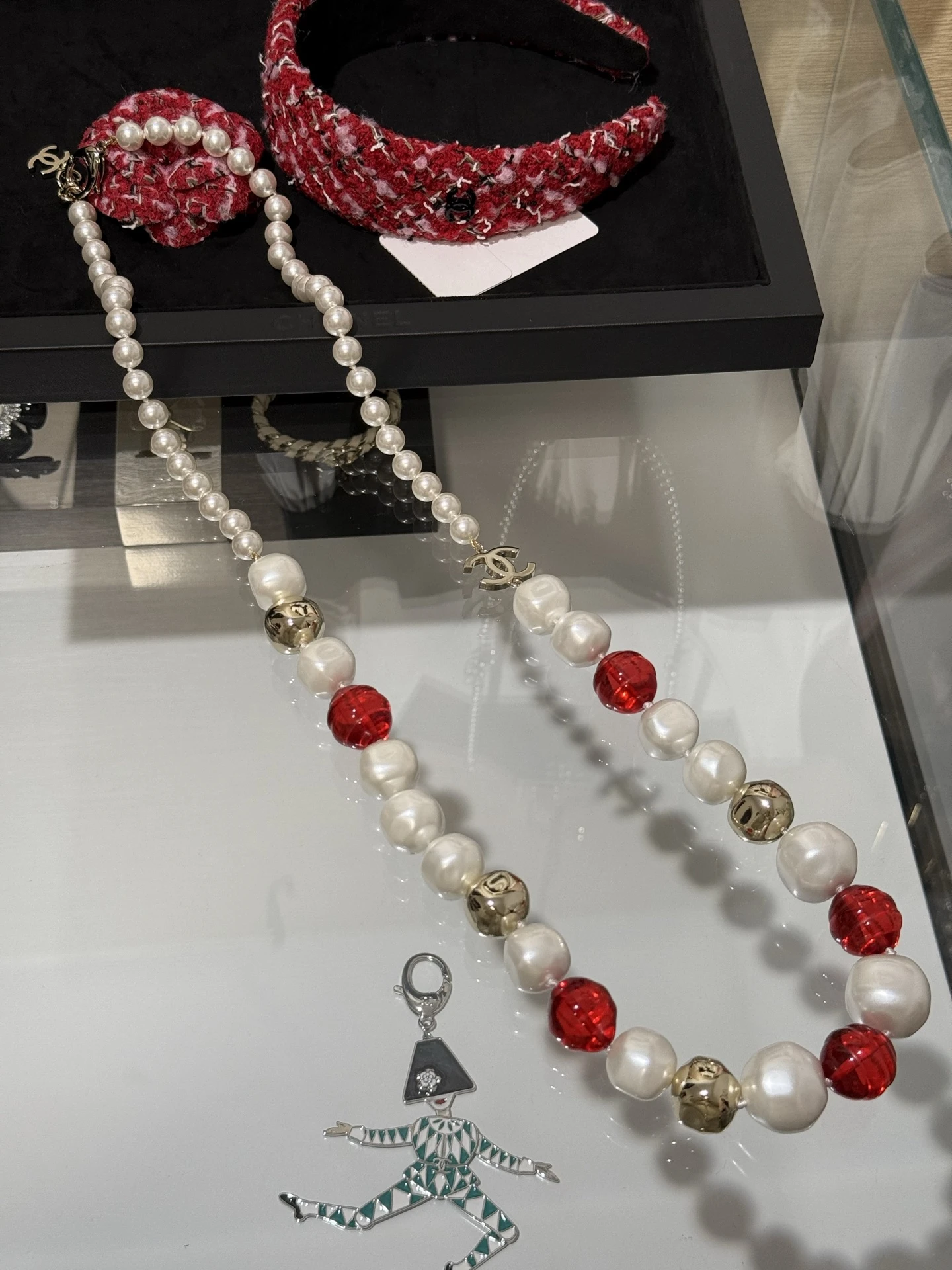 CHANEL Женское длинное колье с жемчужными элементами