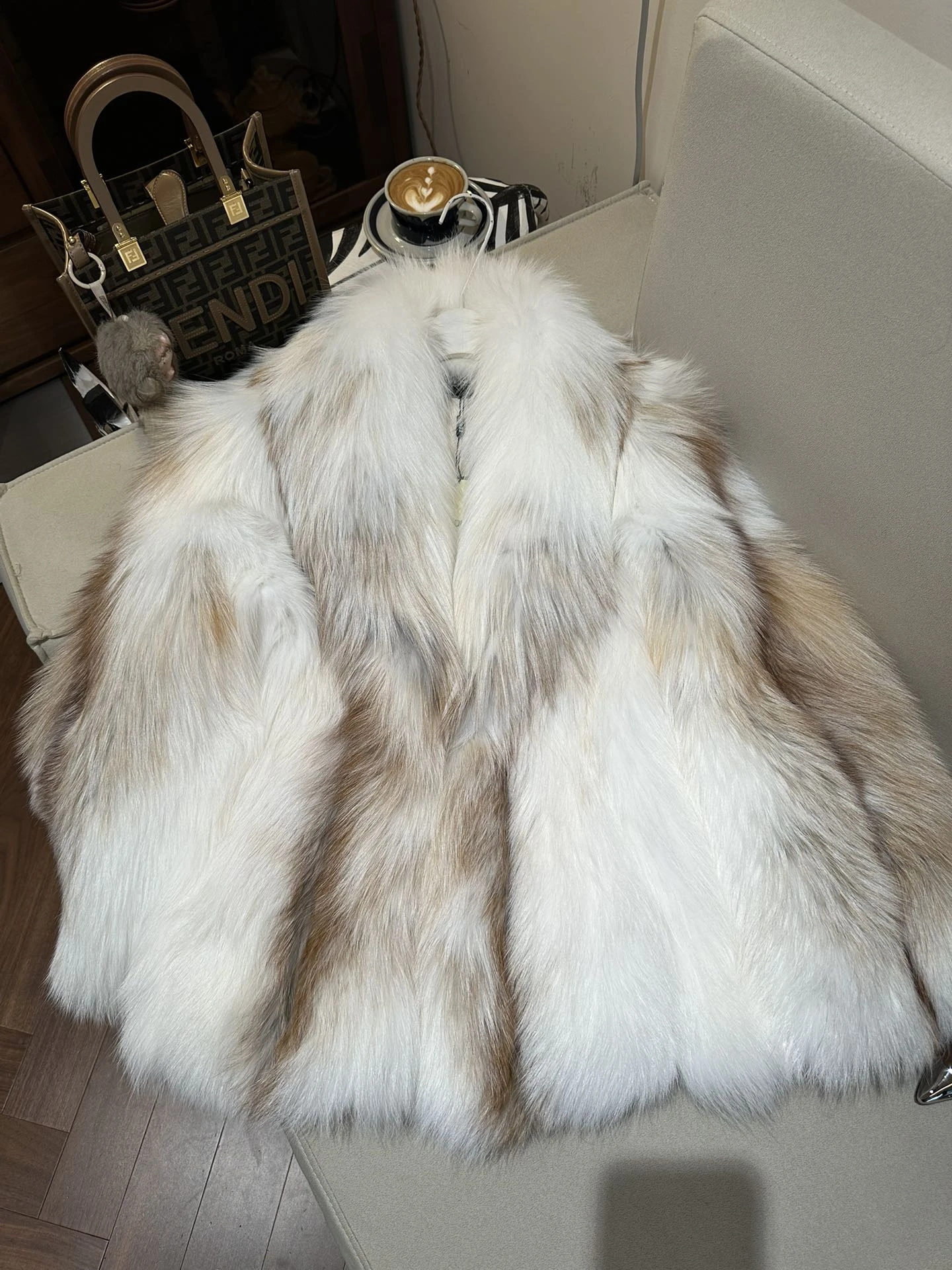 FENDI Женская шуба из меха лисы FENDI Женская шуба из меха лисы