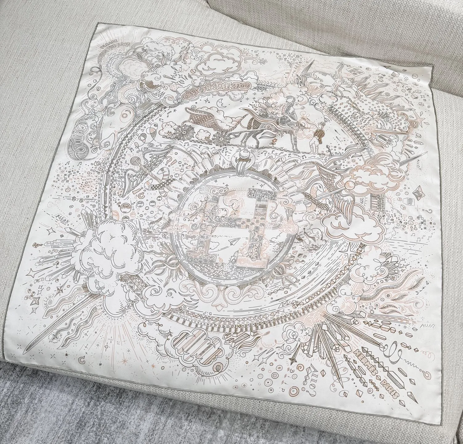 HERMES Женский платок из шелка HERMES Женский платок из шелка